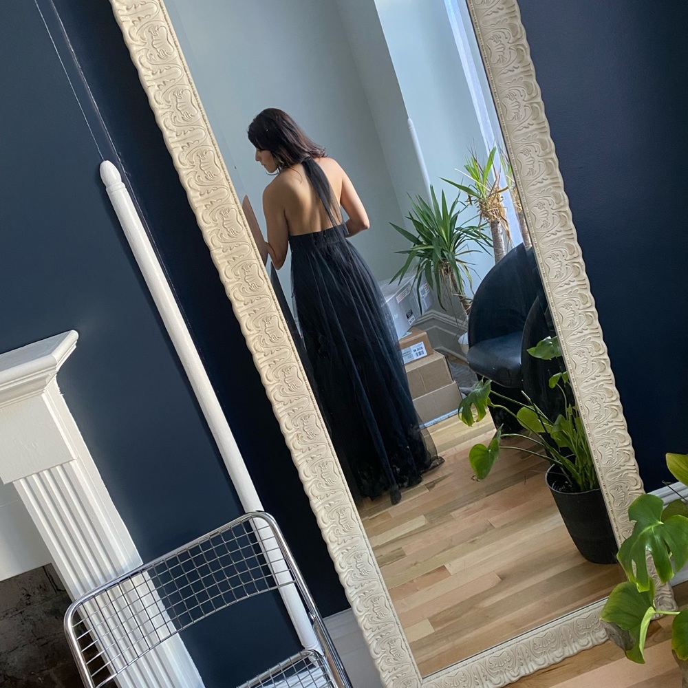 Black Gown - Picture 4 of 4